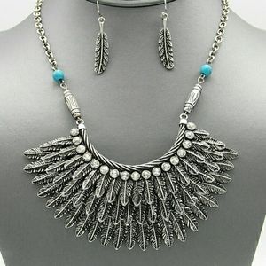 Feather Embellish Necklace Set